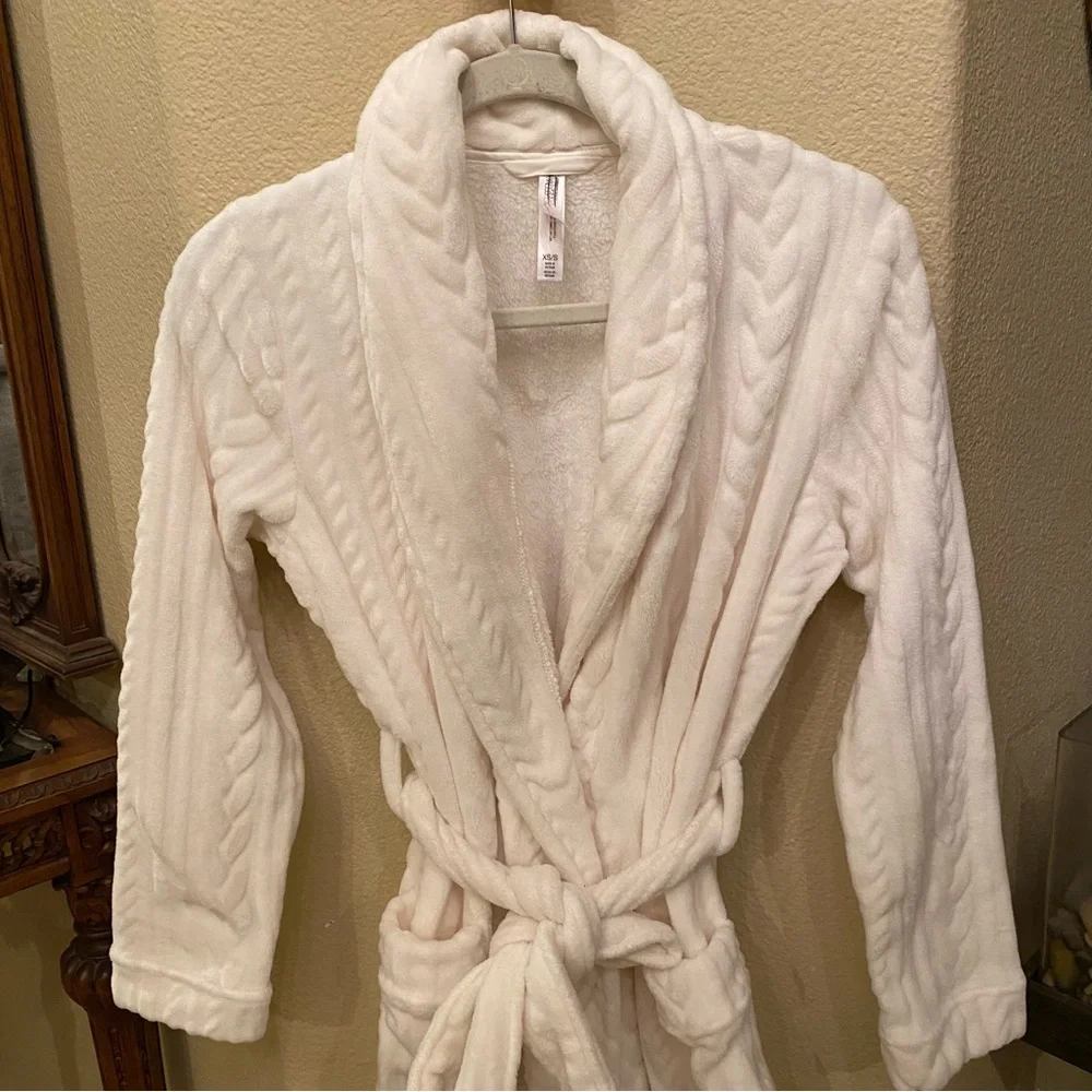 SOLD!! GILLIGAN & O’MALLEY Women White Plush Super Soft Robe Size XS/S - Picture 2 of 7